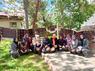 KORKUTELİ’NİN KÜLTÜREL MİRASI ALAFARADIN KİLİMİ VE FIĞLA BARDAĞI, COĞRAFİ İŞARET TESCİLİYLE ESKİ ÜNÜNE YENİDEN KAVUŞUYOR Galeri