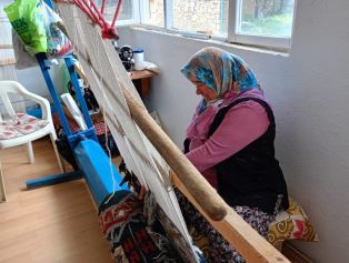 KORKUTELİ’NİN KÜLTÜREL MİRASI ALAFARADIN KİLİMİ VE FIĞLA BARDAĞI, COĞRAFİ İŞARET TESCİLİYLE ESKİ ÜNÜNE YENİDEN KAVUŞUYOR Galeri
