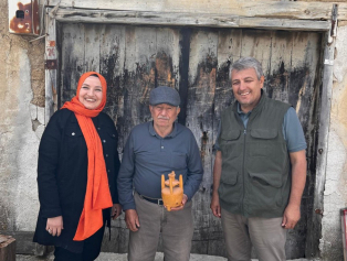 KORKUTELİ’NİN KÜLTÜREL MİRASI ALAFARADIN KİLİMİ VE FIĞLA BARDAĞI, COĞRAFİ İŞARET TESCİLİYLE ESKİ ÜNÜNE YENİDEN KAVUŞUYOR Galeri